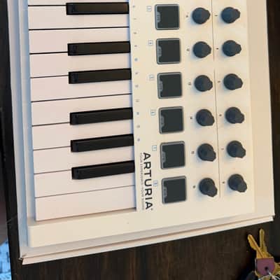 Arturia MiniLab MkII 25-Key MIDI Controller 2017 - Present - White image 2