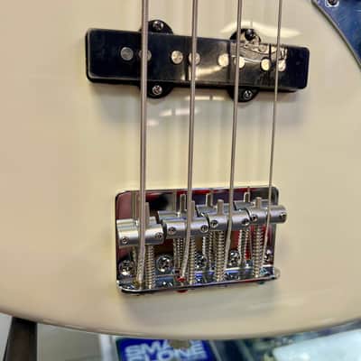 Fender Standard Jazz Bass, Laurel Fingerboard, White Pickguard, Olympic White image 4