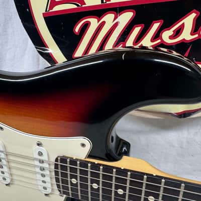 Fender American Stratocaster Guitar with Case 2000 - 3-Color Sunburst / Rosewood fingerboard image 3