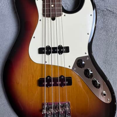 Fender American Series Jazz Bass USA – 3-Color Sunburst – Rosewood – Fender Hard Case image 4