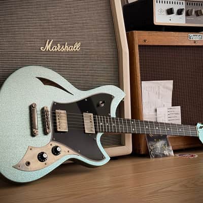 Novo Miris H2 Custom - Relic Ice Blue Metallic Sparkle  Sumpfesche Body, Ebenholz Griffbrett, Fralin PAFs, nur 3,15kg! ​​ 2025 - Ice Blue Metallic Sparkle Aged Relic image 2