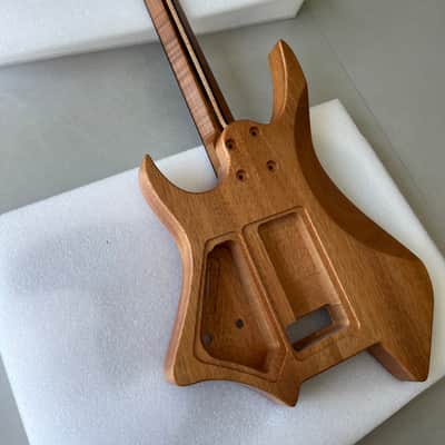 Vibrato system Five pieces. Headless electric guitar neck baked T-shaped contour 24frets Roasted neck Headless Electric guitar 1 piece Mahogany body T Outline image 6