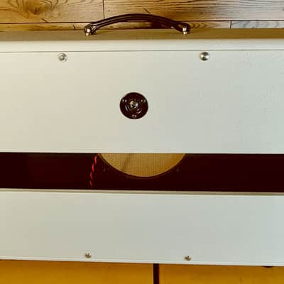 VBoutique VCab-OS 1x12 Oversized White Tolex - Cain Grill - Gold Piping  unloaded image 4