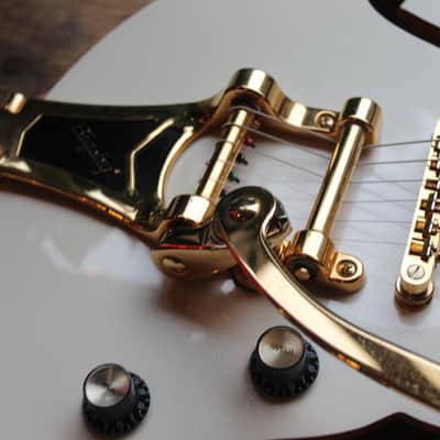 EPIPHONE "Limited Edition Wildkat Royale Bigsby Pearl White" 3, 69 KG image 3