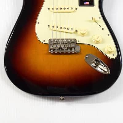 Fender American Vintage II '61 Stratocaster - 3-Color Sunburst image 3