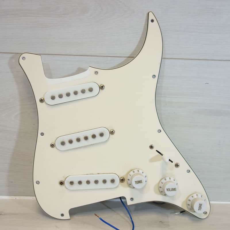 Uknown S-Type Loaded Pickguard w/ Single Coil Pickups – Fully Wired Strat Assembly - White image 1