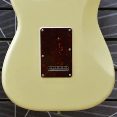 Fender Player Plus Stratocaster Olympic Pearl -  Incl Delux Gig Bag B Stock image 7