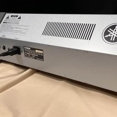 Yamaha Motif ES 8 Production Synthesizer 2000s - Gray image 13