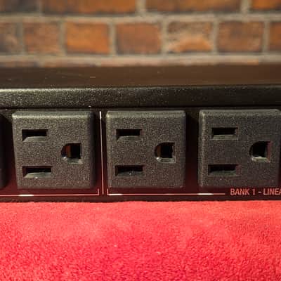 Panamax MR4300 9-Outlet Power Conditioner image 12