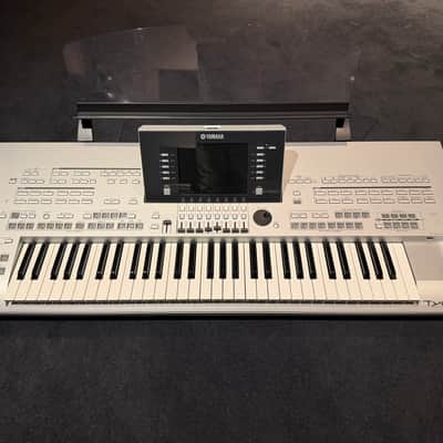 Yamaha Tyros3 61-Key Arranger Workstation Keyboard - Silver