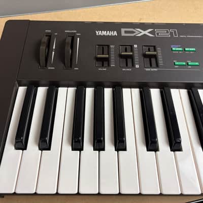 Yamaha DX21 Programmable Algorithm Synthesizer 1985 - Black. With Hard Case imagen 9