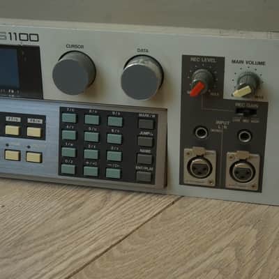 Akai S1100 MIDI Stereo Digital Sampler 1990 - White image 2