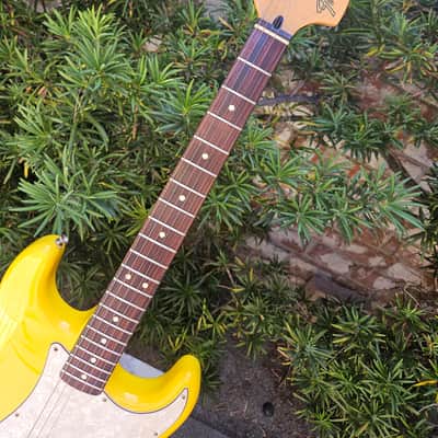 Fender Tom DeLonge Signature Stratocaster Graffiti Yellow image 4