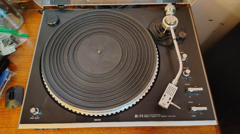 JVC QL F4 turntable in very good condition serviced - 190's image 1
