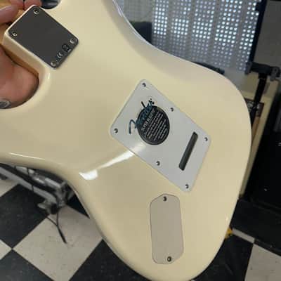 Fender Standard Roland Ready Stratocaster 2006 - 2012 - Arctic White image 10