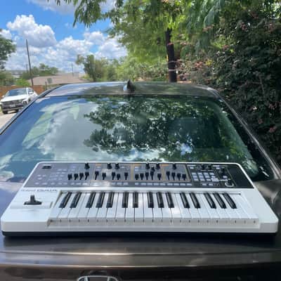 Roland SH-01 GAIA 37-Key Digital Synthesizer 2010 - 2012 - White image 2