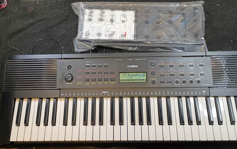 Yamaha PSR-E273 61-Key Arranger Keyboard 2020 - Present - Black
