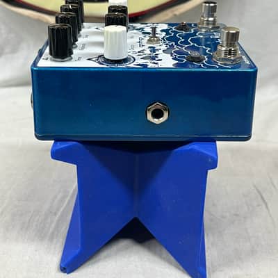 EarthQuaker Devices Avalanche Run v1 Delay & Reverb Pedal with Box