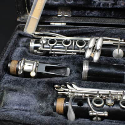 A LeBlanc Bb Clarinet in a Hard Case with Extras 28 C image 3