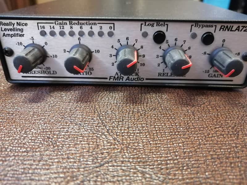 FMR Audio Really Nice Leveling Amplifier RNLA 7239 2000s - Silver