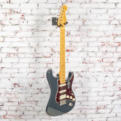 Fender - American Professional Classic Stratocaster - Electric Guitar - HSS - Maple Fingerboard - Faded Black - w/ Deluxe Gigbag image 4