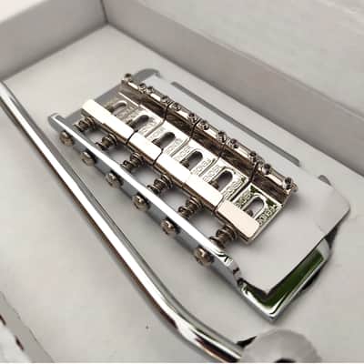Fender® Deluxe Series Stratocaster Chrome Tremolo bridge assembly (two-point) 09 image 3