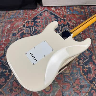*Video* Fender JV Modified 60's Stratocaster Olympic Soft V Neck White Hard Case - 2022 image 5