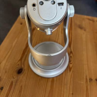 Blue Yeti Multipattern USB Microphone 2010s - Silver image 3