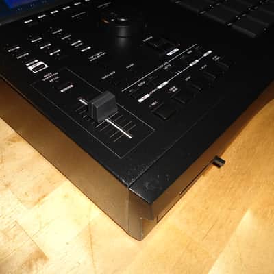 Akai MPC 2000XL Custom Black w/Blue LEDs & Black PADs 1GB CF Drive 32MB RAM imagen 5