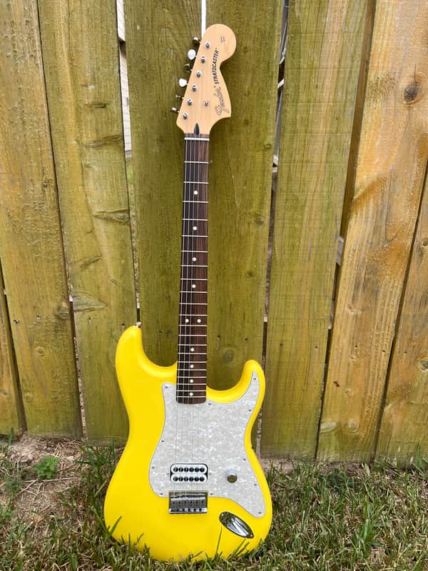 Fender Limited Edition Tom DeLonge Signature Stratocaster 2023 - Graffiti Yellow