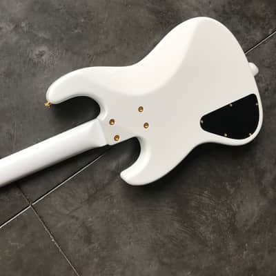 Moon Larry Graham Signature 2018 Snow White image 12