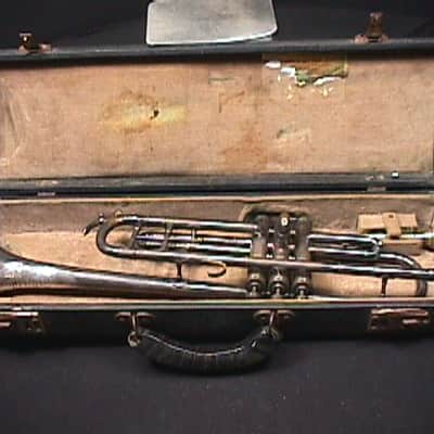 An Antique 1922 French Made 1900 Couesnon & Cie Jazz Style Trumpet in it's Original Case & Ready to Play   5 T image 1