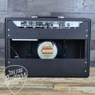 Pre-Owned Fender '65 Deluxe Reverb Reissue image 2