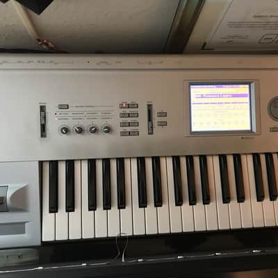 Korg Triton 61-Key 62-Voice Polyphonic Workstation 1999 - 2000 - Silver