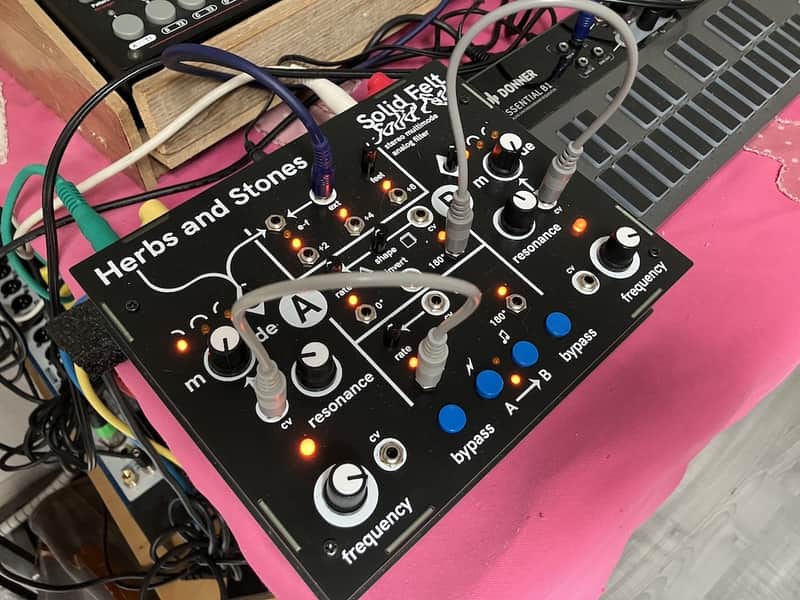 Herbs and Stones Solid Felt Desktop Stereo Multimode Analog Filter 2020 - Present - Black image 1