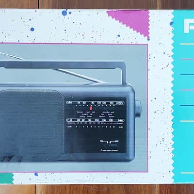 Vintage PYE NT4012 AM/FM Transistor Radio image 2