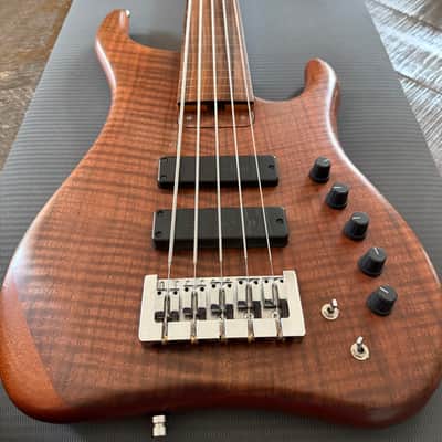 Hanewinckel Custom Pro Series 5-string Fretless Bass image 2