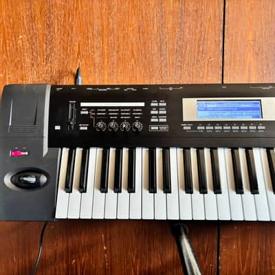 Korg TR61 61key MUSIC WORKSTATION KEYBOARD w/ power supply image 2