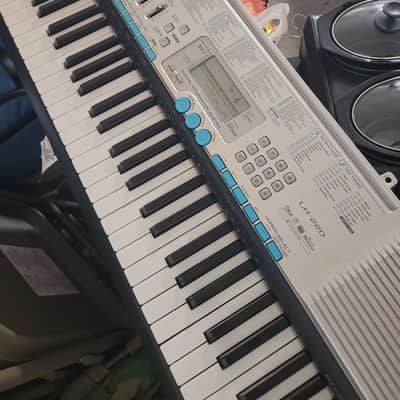 Casio LK-220 61-Key Key-Lighting Keyboard 2010s - Silver / Black