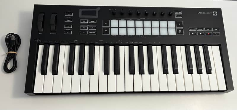 Novation Launchkey 37 MKIII MIDI Keyboard Controller 2020 - Present - Black image 1