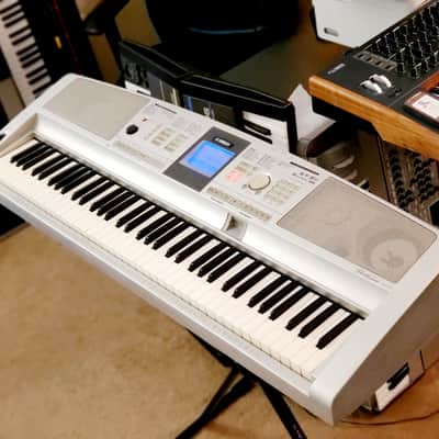 MUST SEE!!! YAMAHA DGX 305 SEMI-WEIGHTED 76-KEY DIGITAL PIANO IN AMAZING CONDITION! image 2