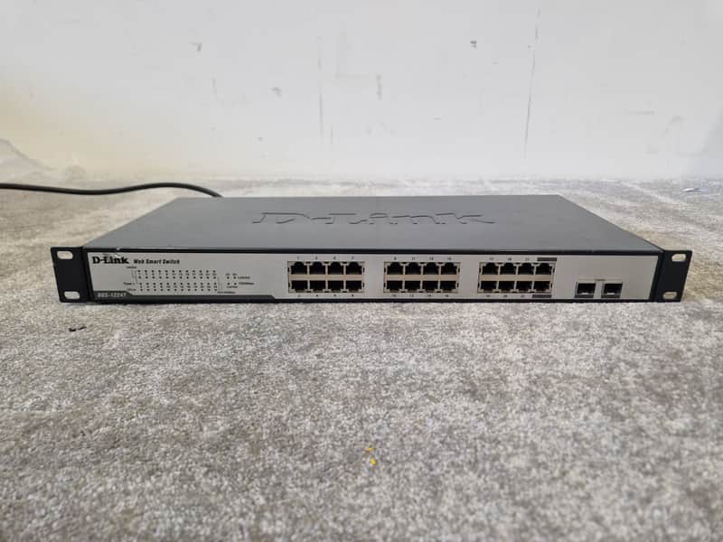 D-Link DGS-1224T – 24-Port Gigabit Smart Switch – Good image 1