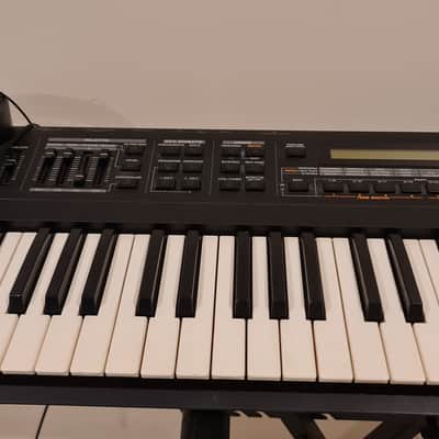 Roland XP-30 61-Key 64-Voice Expandable Synthesizer 1999 - 2004 - Black image 4