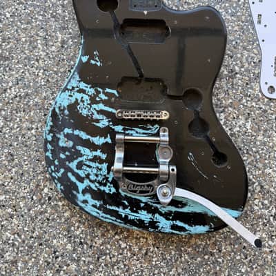 Allparts Jazzmaster Body /w Pin-less Bigsby - Black image 2