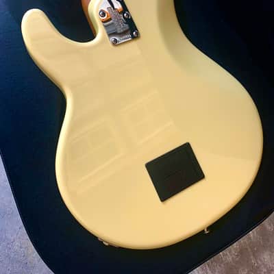 Ernie Ball Music Man StingRay Special 4 H with Rosewood Fretboard - 2018 -  Buttercream image 5