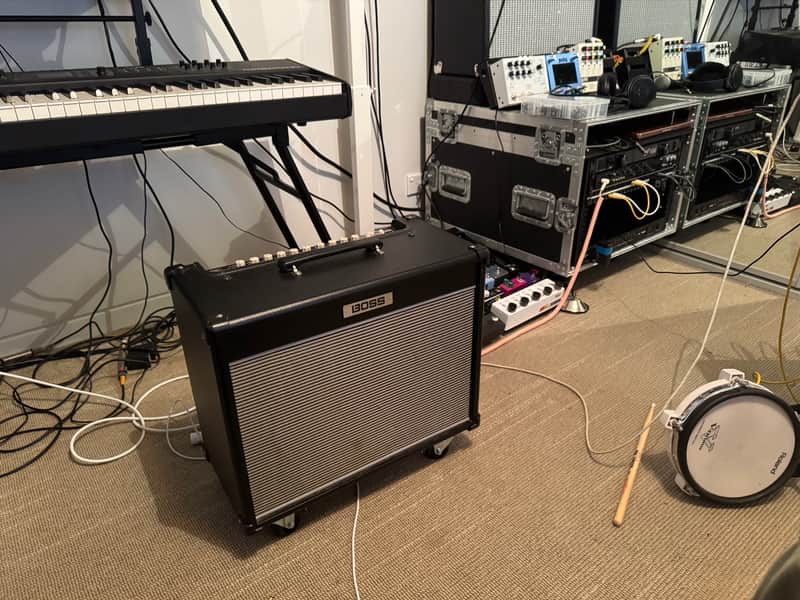 Boss Nextone Stage + castors + case image 1