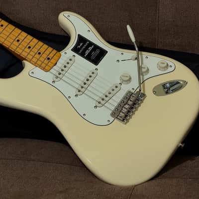 Fender Vintera III Late '60s Stratocaster with Fender Deluxe Gig Bag and Case Candy - 2025 Model in Olympic White image 1