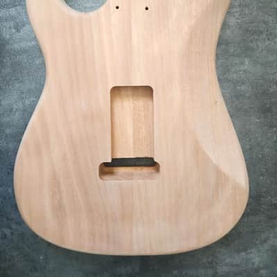 Mahogany light 2 pieces Body Stratocaster Style less than 1.7kilos (-3,75lb), Un image 3