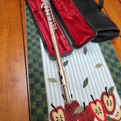 Yamaha YFL-211S-(closed hole)-Flute-2026 - Silver Plated- Pristine image 1