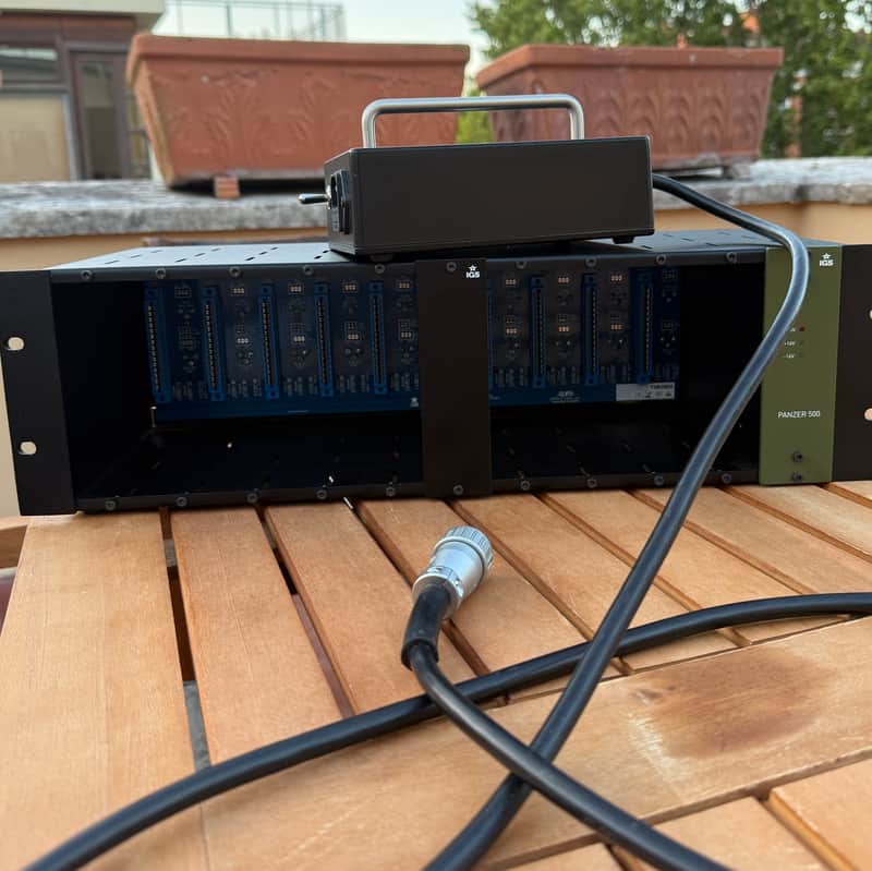 IGS Panzer 10-Slot 500 Series Rack with PSU image 1